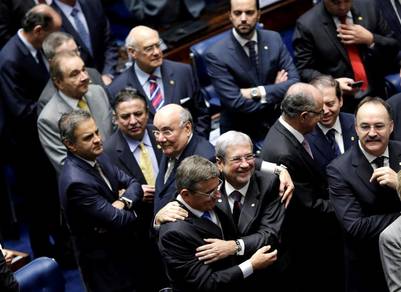 Senadores-reaccionan-Dilma-Rousseff-REUTERS_CLAIMA20160512_0007_17