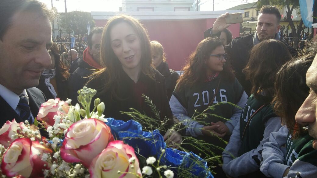 Vidal y Finocchiaro recibieron una original muestra floral de alumnos de Escobar que hacen prácticas en jardinería2 (2)