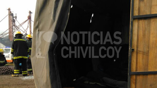 NOTICIAS-CHIVILCOY-VUELCO-CAMION-ALBAÑILES-3