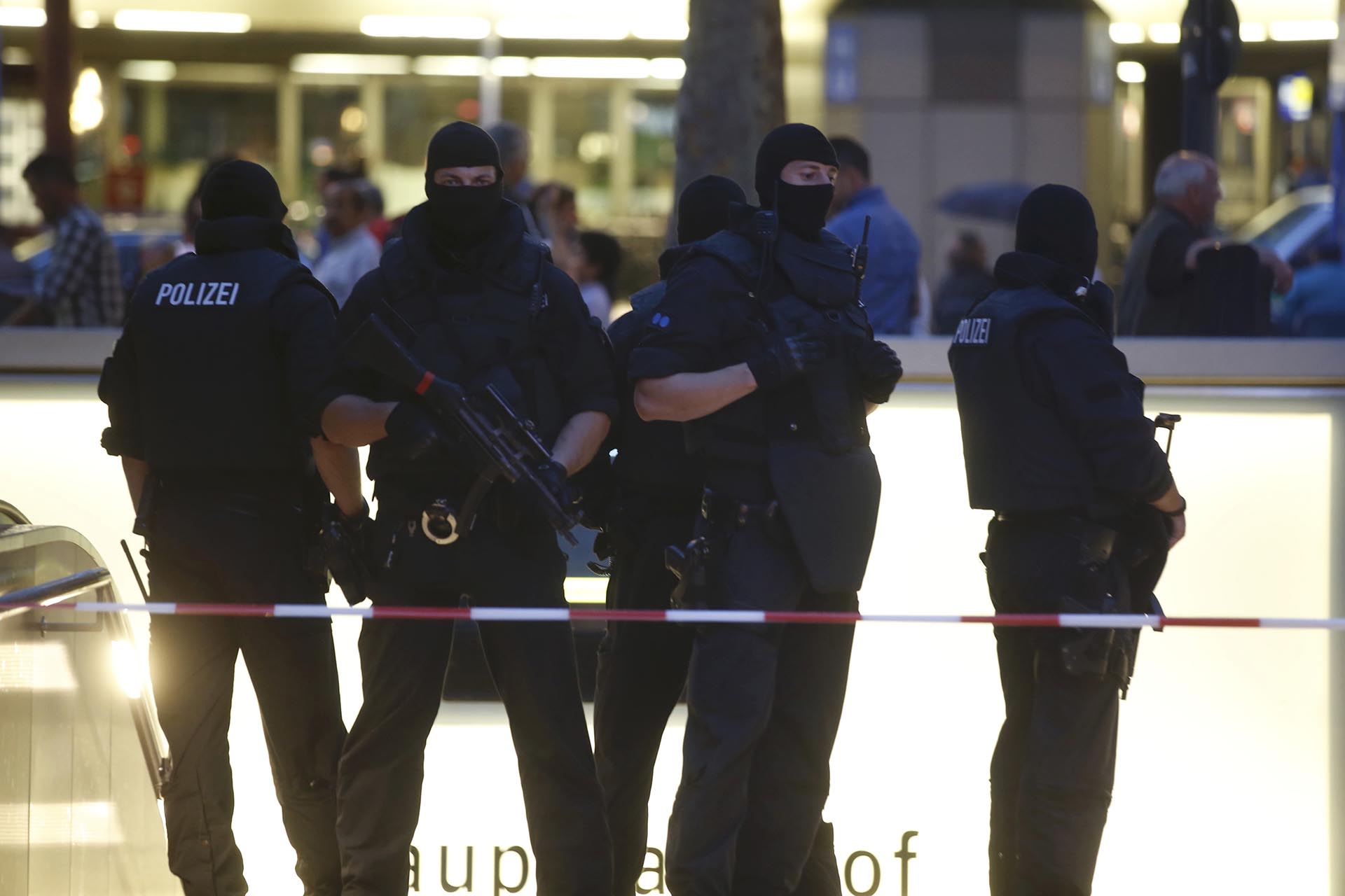 Special force police officers stand guard at an entrance of the main train station, following a shooting rampage at the Olympia shopping mall in Munich, Germany July 22, 2016. REUTERS/Michael Dalder