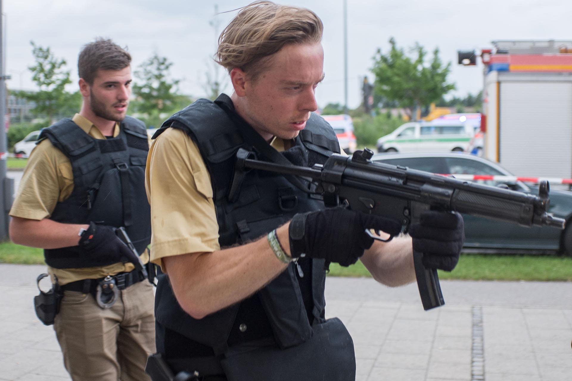 Armed policemen arrive at a shopping centre in which a shooting was reported in Munich, southern Germany, Friday, July 22, 2016. Situation after a shooting in the Olympia shopping centre in Munich is unclear. (Matthias Balk/dpa via AP)
