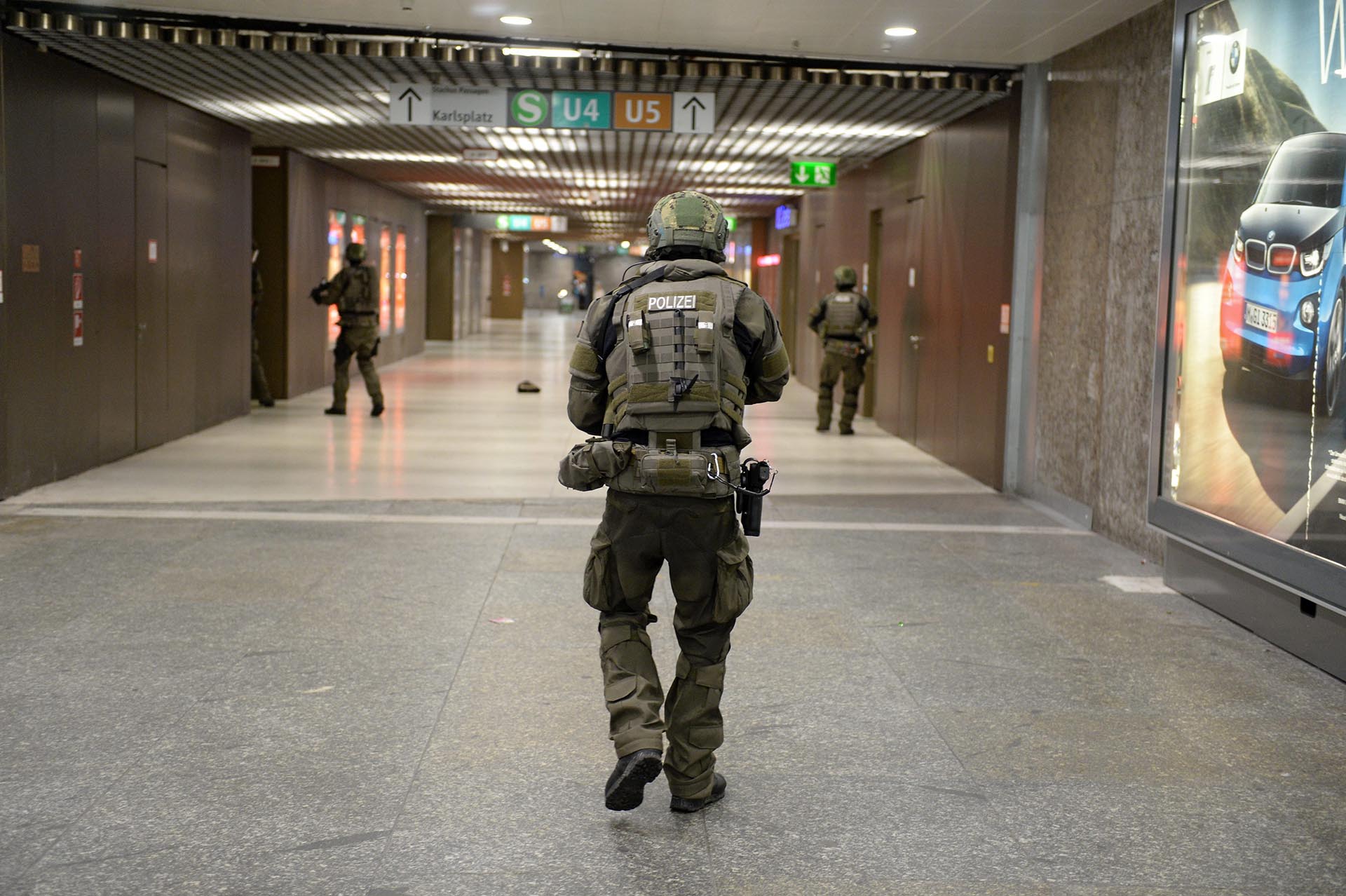 LUS08 MÚNICH (ALEMANIA) 22/07/2016.- Policías de las fuerzas especiales aseguran la estación de metro de Karlsplatz (Stachus) tras el tiroteo registrado en un centro comercial en Múnich, Alemania hoy, 22 de julio de 2016. Varias personas han muerto y otras han resultado heridas hoy en un tiroteo registrado en un centro comercial de Múnich (sur de Alemania), según informa el diario "Süddeustche Zeitung" citando fuentes policiales, que hablan de un solo atacante. EFE/ANDREAS GEBERT