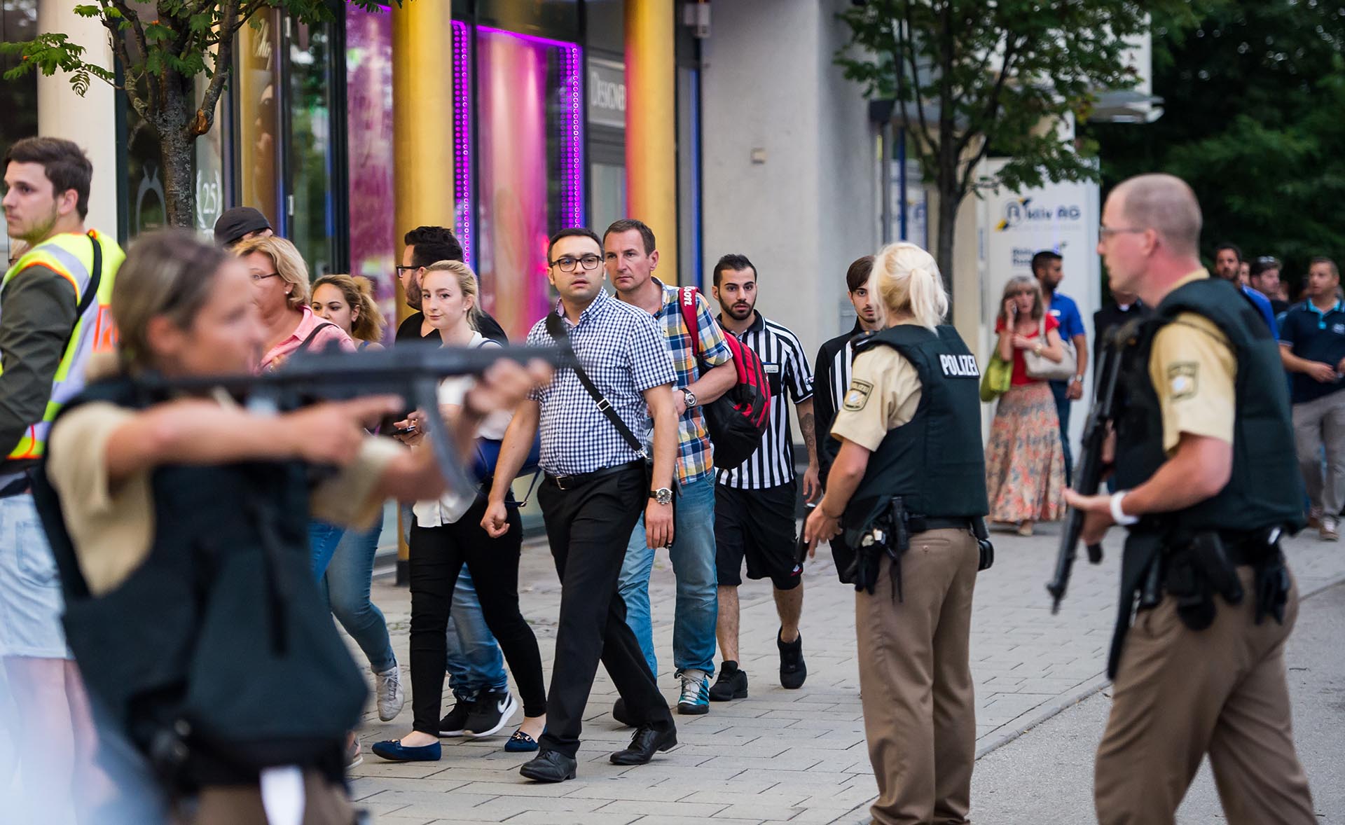 Police evacuates people from the shopping mall in Munich on July 22, 2016 following a shootings earlier. At least one person has been killed and 10 wounded in a shooting at a shopping centre in Munich on Friday, German police said. / AFP PHOTO / STR
