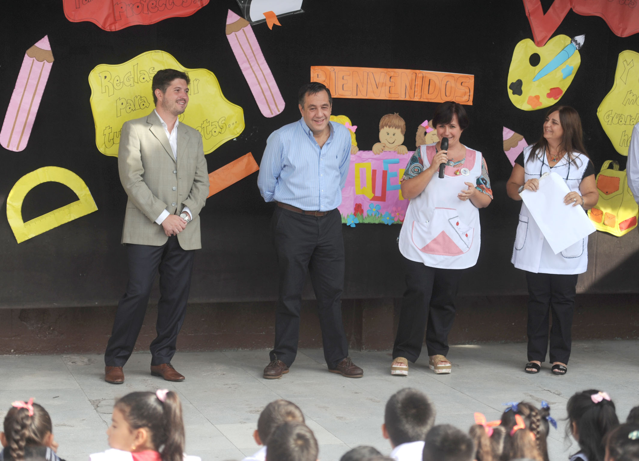 Noticias-chivilcoy_4marzo03-2016 - Finocchiaro visitó la Escuela 6 de La Matanza donde curso primaria 4