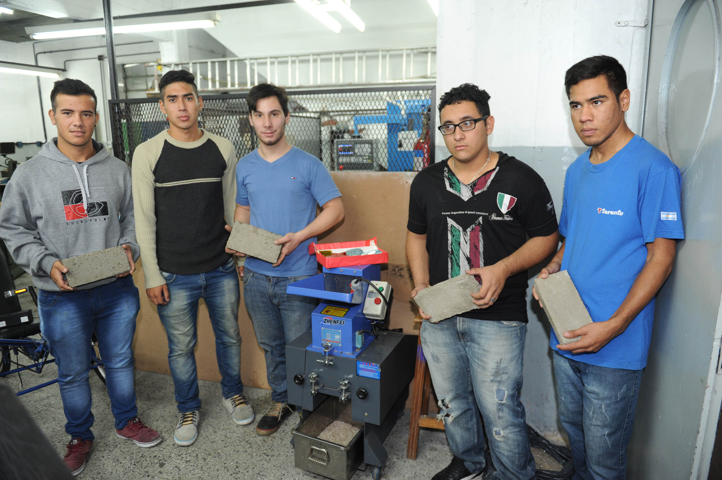 Noticias_chivilcoy_ educ14-04-2016 - Alumnos de 7 Año Tecnica 6 de Avellaneda fabricaron ladrillos ecológicos