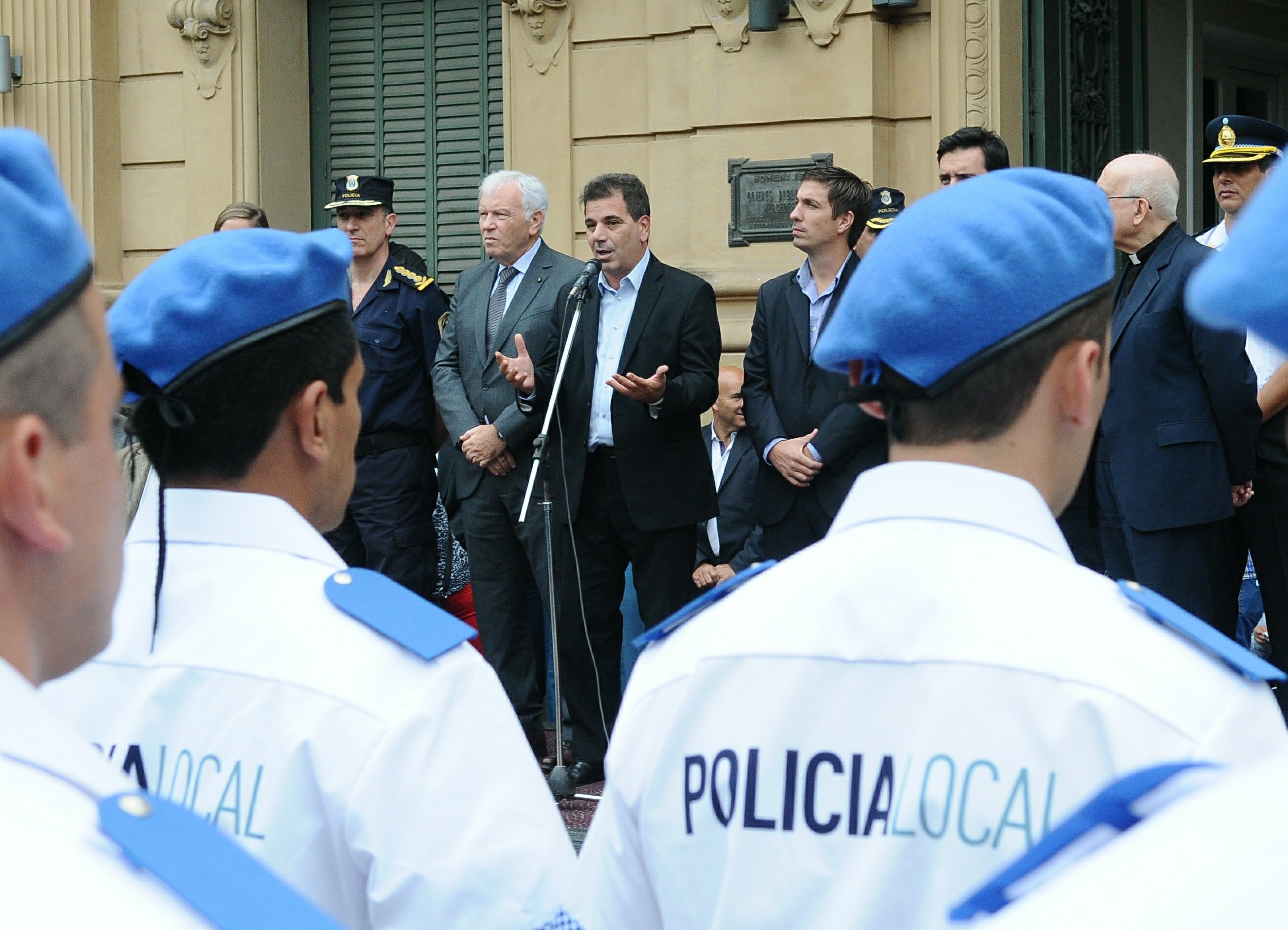 Ritondo presidió egreso de Policía Local de Mercedes y entregó chalecos antibalas (1)