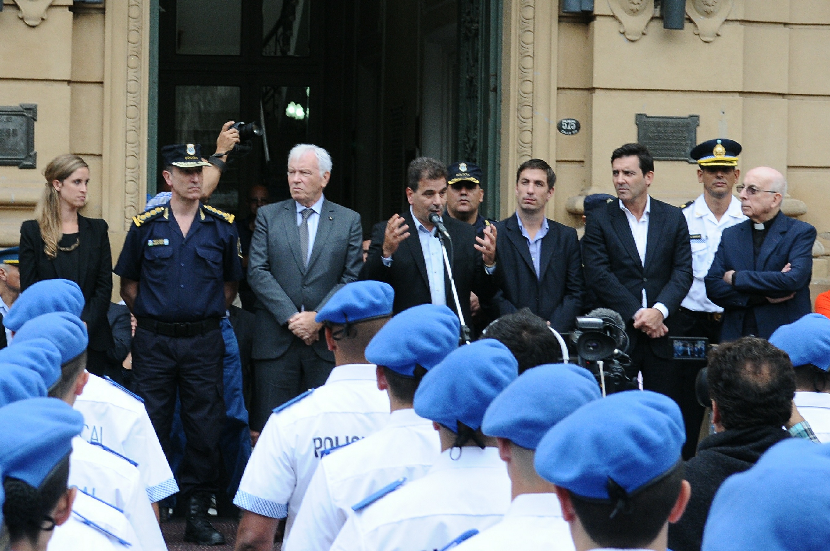 Ritondo presidió egreso de Policía Local de Mercedes y entregó chalecos antibalas (3)